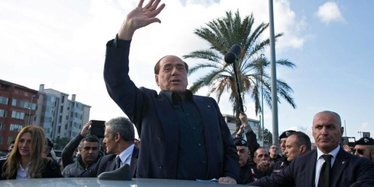 Berlusconi, absuelto de comprar el silencio de testigos asistentes a sus fiestas