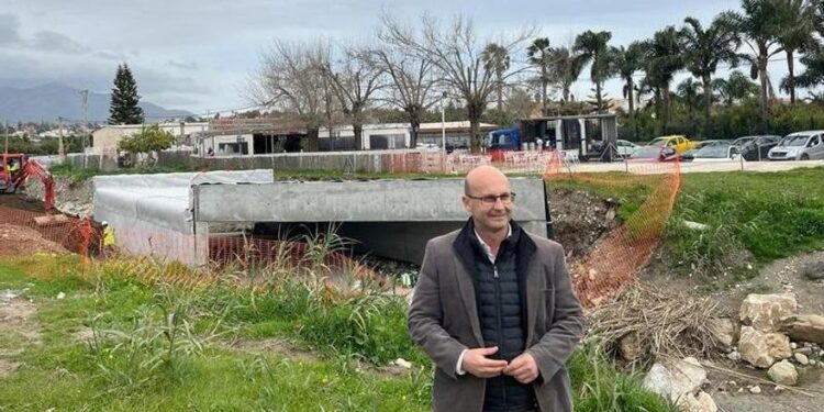 Mijas instala un marco de pluviales de ocho metros para evitar inundaciones en el Camino de Campanales
