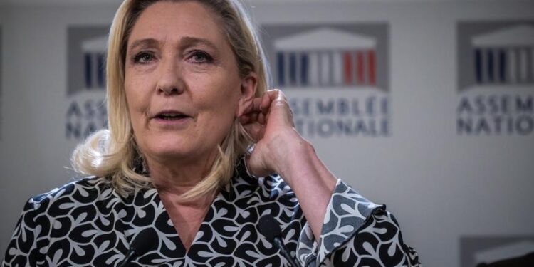 Le Pen presentará una moción de censura contra el Gobierno francés por las pensiones