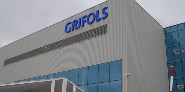 Grifols planea despedir a 2.300 empleados, un centenar de ellos en España