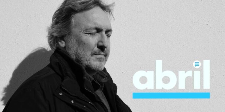 Entrevista con Carlos Zanón y un reportaje sobre personajes odiosos, en el nuevo número de abril