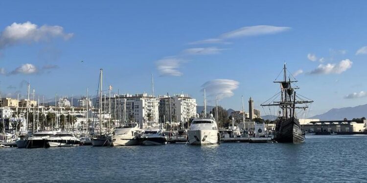 La Junta lanza un mensaje de tranquilidad a usuarios de amarres y titulares de negocios del puerto de Estepona