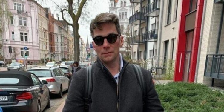 Despiden a un director de ballet por untar excrementos de perro a una periodista que criticó su trabajo