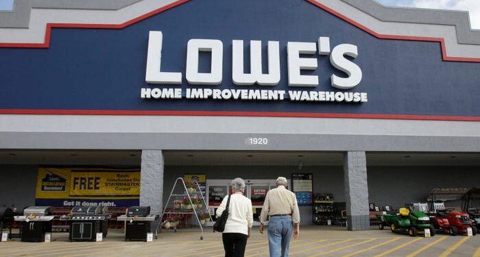 Lowe's dice que ha tomado «medidas inmediatas» después de que un TikTok viral mostrara a un empleado pidiendo ayuda a gritos después de que otros lo alentaron a recuperar una caja gigante con un elevador de la tienda.