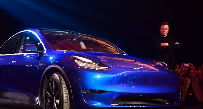 Las acciones de Tesla están en un viaje loco, con un repunte sorprendente desde la caída libre de 2022.  Aquí hay una cronología del drama que lo impulsó, desde la apuesta de Elon Musk en Twitter hasta los recortes de precios agresivos.