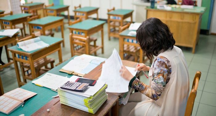 Los estudiantes pueden citar ChatGPT en ensayos siempre que no hagan pasar el trabajo como propio, dice el organismo internacional de calificación