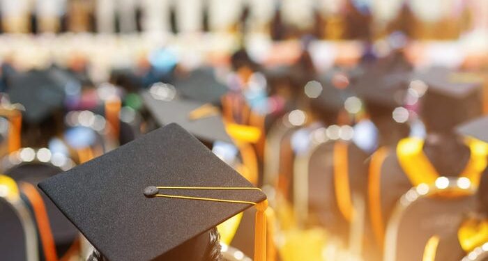 Un juez federal acaba de dictaminar que  mil millones en cancelación de deudas estudiantiles pueden avanzar para 200,000 prestatarios defraudados, diciendo que la decisión «les permitirá no solo seguir adelante, sino también ascender, elevando a otros en el proceso».