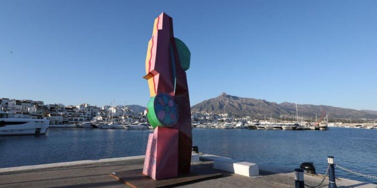 La Alhambra de Granada se asoma al mar Mediterráneo en Puerto Banús