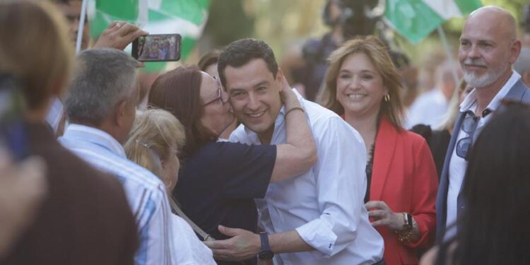 El PP envía a Juanma Moreno al cinturón rojo de Barcelona y Madrid a por voto socialista