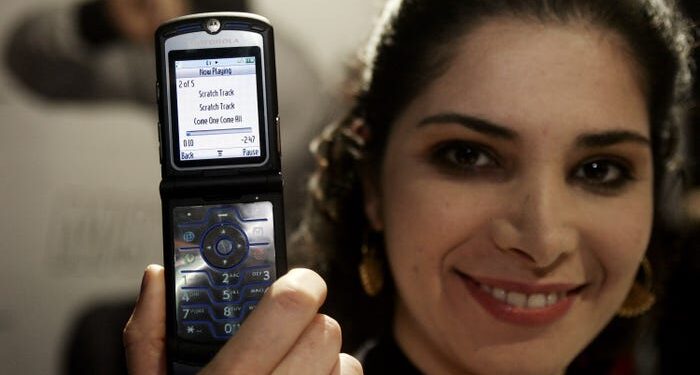 La evolución de los teléfonos Motorola, desde el teléfono de bolsa hasta el icónico teléfono plegable Razr que regresa este año