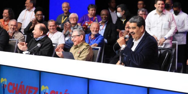 Maduro evoca con sus aliados regionales la figura de Chávez