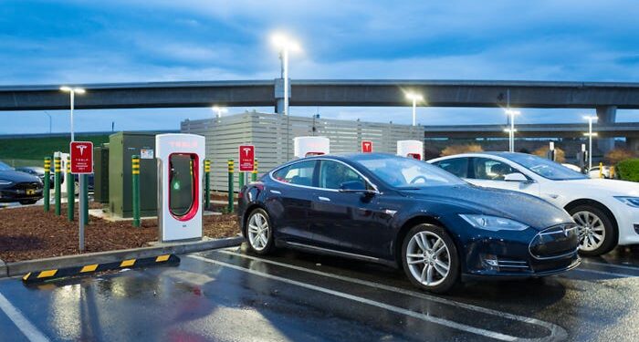 Los presuntos ladrones que usaban un Tesla como vehículo de huida fueron atrapados después de que se detuvieran para cargarlo a 15 minutos de distancia.