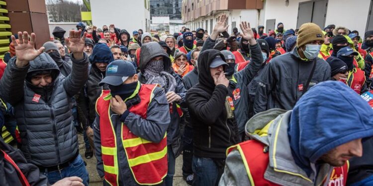 Los sindicatos franceses llaman a seguir con las huelgas, que pierden fuerza