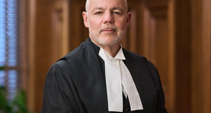 El juez de la Corte Suprema de Canadá en licencia paga indefinida después de que tuvo una pelea en un hotel de Arizona por su supuesto comportamiento 'espeluznante' hacia las invitadas mientras estaba borracho