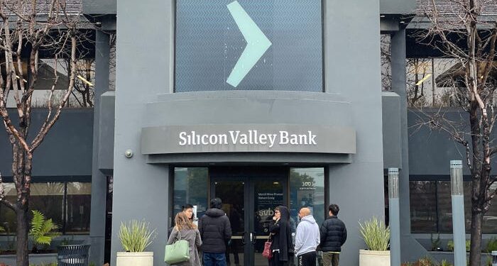 Una pareja casada que trabajó para Silicon Valley Bank dijo que están «duelo por la pérdida» después de su colapso.
