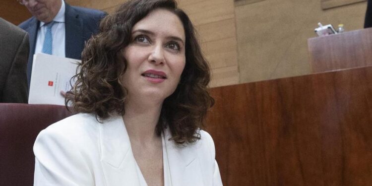 Las ayudas por el bono social calientan la batalla entre la líder de Más Madrid y el del PSOE