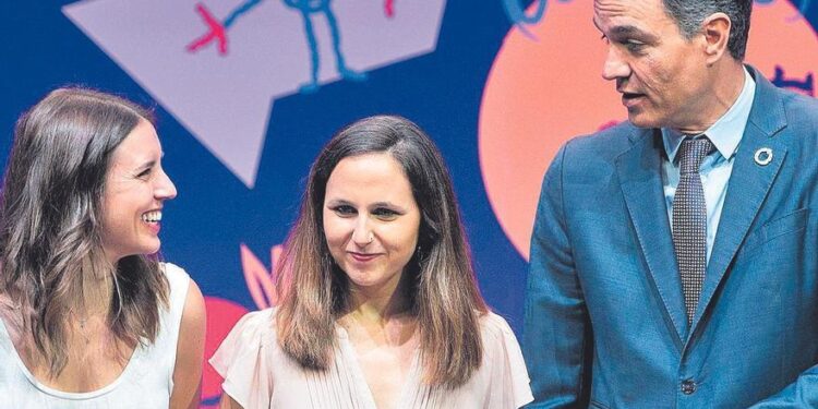 El CIS amplía la ventaja del PSOE sobre el PP y hace caer a Podemos tras el ‘sí es sí’ y los casos Tito Berni y Cuarteles