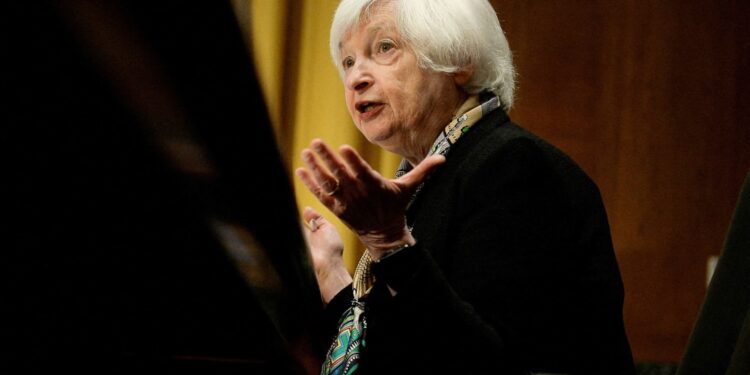 Yellen dice que el Tesoro está listo para tomar 'medidas adicionales si se justifica' para estabilizar los bancos