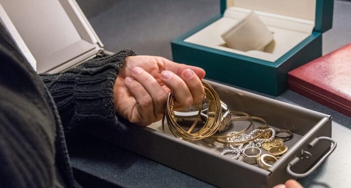 Una pareja acusa a JPMorgan de perforar sus cajas de seguridad y vender  millones de sus joyas después de no pagar el alquiler de las cajas.